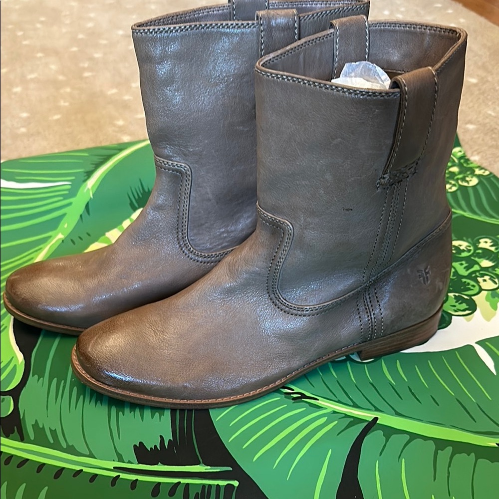 Frye Low Pull On Boot in Brownish Gray, Size 9.5